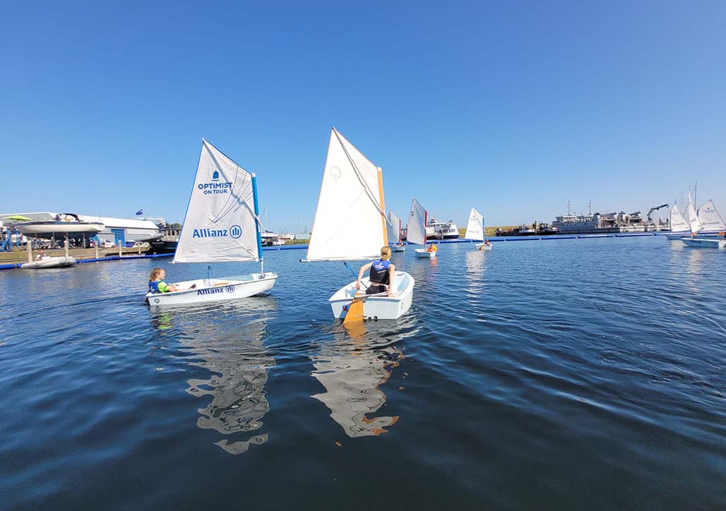 Jeugd op boot in het water - WSV Den Osse